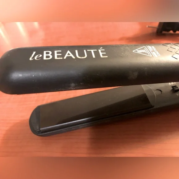 ✨LE BEAUTE CERAMIC FLAT IRON 1.25 INCH 💇🏾♀️ - Picture 2 of 5
